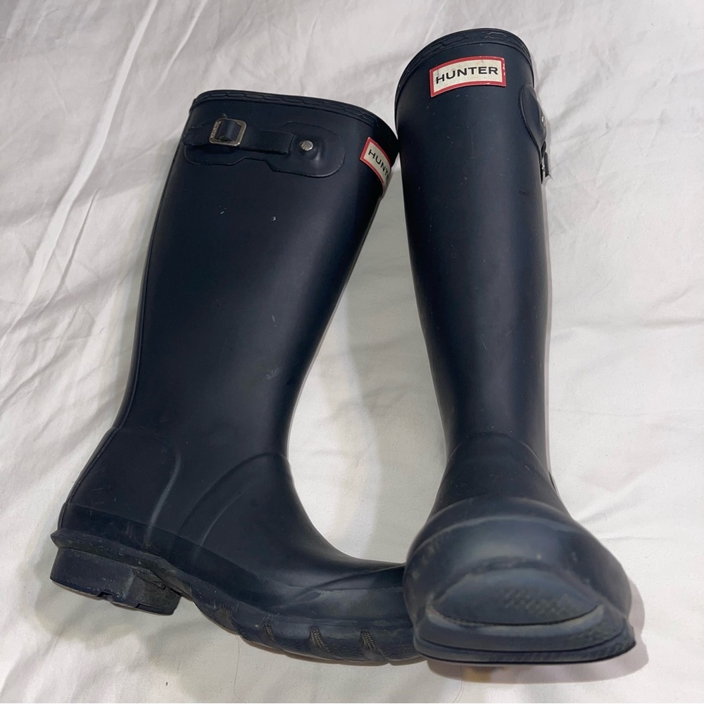 Hunter kids tall rain boots in color navy blue